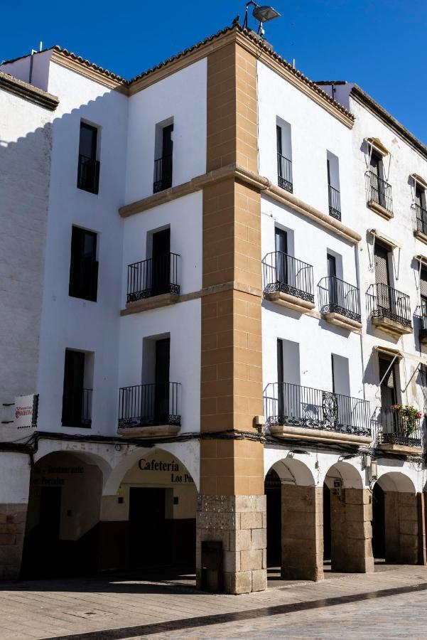 Apartamentos El Patio Plaza Mayor Caceres Exterior photo